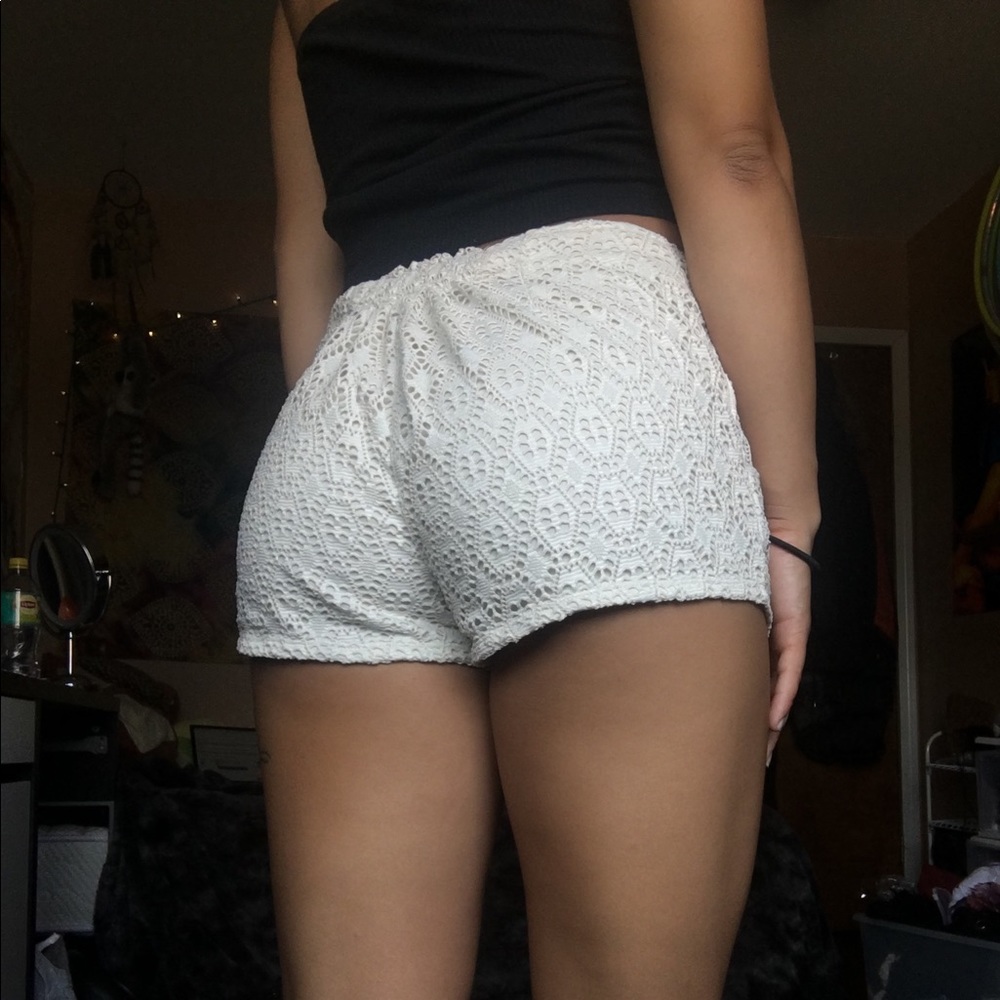 White lace print shorts